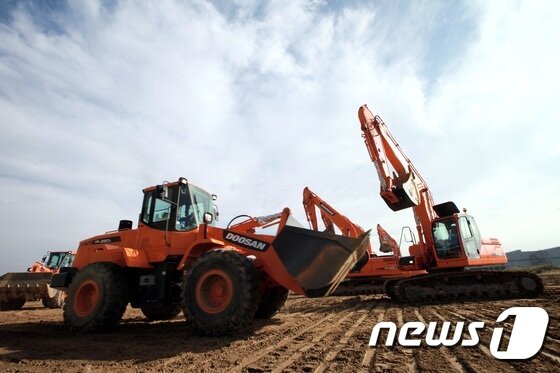 본문 이미지 - 두산인프라코어 군산공장에서 생산되는 굴삭기와 휠로더.ⓒ News1
