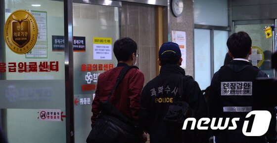 본문 이미지 - 19일 밤 서울 도봉구 한일병원에서 경찰과학수사대가 총격전 중 숨진 김모 경위를 조하사기 위해 영안실로 향하고 있다. 이날 오후 6시 30분쯤 강북구 오패산터널 인근에서 용의자와 경찰관 사이에 총격전이 벌여졌다. 피의자 성모씨의 총을 맞은 김경위는 심정지 상태로 병원에 이송됐지만 끝내 사망했다. 2016.10.19./뉴스1 ⓒ News1 황기선 기자