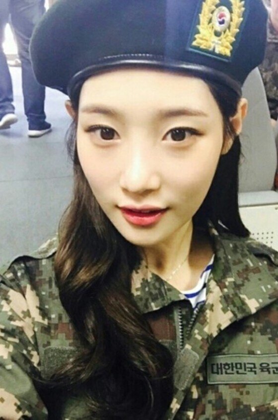 본문 이미지 - 정채연이 군복 사진을 공개했다. ⓒ News1star/ MBK엔터테인먼트 공식홈페이지