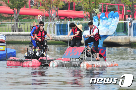 (포항=뉴스1) 최창호 기자 = 2일 경북 포항시 남구 포항운하에서 열린 제3회 포항운하 축제 갯미기 방티타기 대회에서 결승경기를 앞두고 번외 경기로 수상 자전거타기 경기가 열리고 …