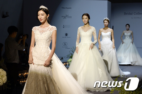 (서울=뉴스1) 안은나 기자 = 2일 오후 서울 강남구 삼성동 소노펠리체 컨벤션에서 열린 듀오웨드 제1회 브라이덜페어 웨딩박람회 웨딩드레스 패션쇼에서 모델들이 워킹을 하고 있다. …