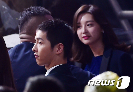 (서울=뉴스1스타) 권현진 기자 = 배우 송중기, 김지원(오른쪽)이 2일 오후 서울 상암 문화 광장에서 열린 \'2016 아시아태평양 스타 어워즈(2016 APAN Star Awa …