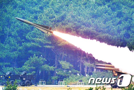 본문 이미지 - 호크미사일이 화염을 뿜으며 무인표적기를 향해 발사되고 있다. 2016.10.20/뉴스1 ⓒ News1 주기철 기자