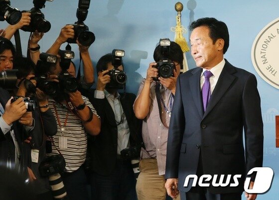 본문 이미지 - 손학규 전 더불어민주당 상임고문이 20일 서울 여의도 국회 정론관에서 정계복귀 선언 기자회견을 마치고 회견장을 나서고 있다. 2014년 7·30 경기 수원 병 보궐선거에 출마했다가 낙선, 정계은퇴를 선언했던 손 전 대표의 정계복귀는 2년2개월여만이다. 2016.10.20/뉴스1 ⓒ News1 송원영 기자