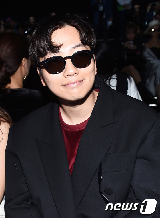 (서울=뉴스1스타) 고아라 기자 = 배우 이동휘가 20일 오후 서울 동대문디자인플라자(DDP)에서 열린 ‘2017 S/S 헤라 서울패션위크’ 디자이너 박승건의 푸시버튼(PUSHBU …