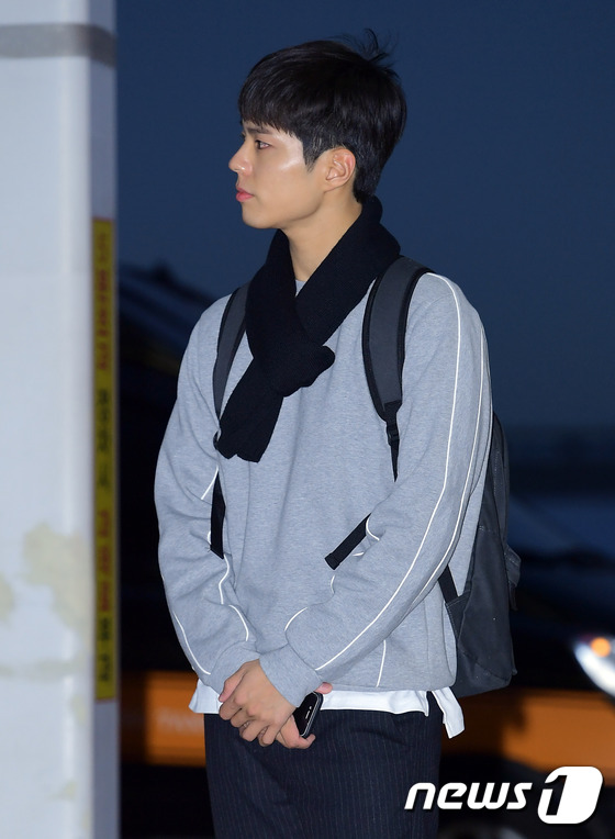(인천공항=뉴스1스타) 고아라 기자 = 배우 박보검이 21일 오전 KBS 2TV 월화드라마 ‘구르미 그린 달빛’ 포상휴가차 인천국제공항을 통해 세부로 출국하고 있다.