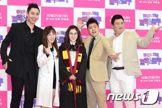 본문 이미지 - 21일 오전 서울 여의도 KBS 신관 공개홀에서 열린 KBS 새 예능 '트릭 앤 트루‘ 제작발표회에 참석한 마술사 이은결, 레드벨벳 웬디, 아이린, 방송인 전현무, 개그맨 김준현(왼쪽부터)이 포즈를 취하고 있다. ⓒ News1star / 권현진 기자