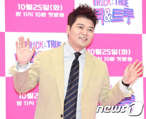 본문 이미지 - 방송인 전현무가 21일 오전 서울 여의도 KBS 신관 공개홀에서 열린 KBS 새 예능 '트릭 앤 트루‘ 제작발표회에 참석해 포즈를 취하고 있다. ⓒ News1star / 권현진 기자