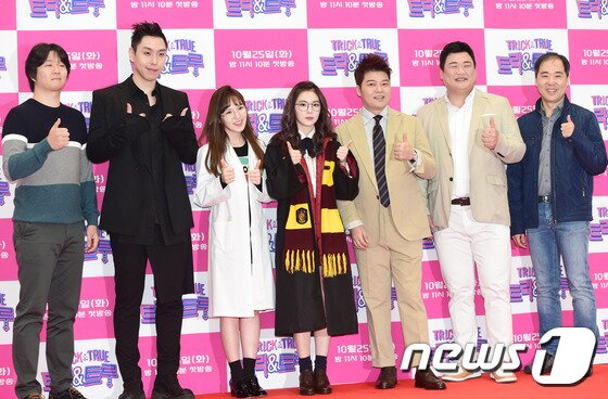 본문 이미지 - 21일 오전 서울 여의도 KBS 신관 공개홀에서 열린 KBS 새 예능 '트릭 앤 트루‘ 제작발표회에 참석한 임덕순PD, 이은결, 레드벨벳 웬디, 아이린, 김준현, 전현무, 이세희 PD(왼쪽부터)가 엄지를 치켜들고 있다. ⓒ News1star / 권현진 기자