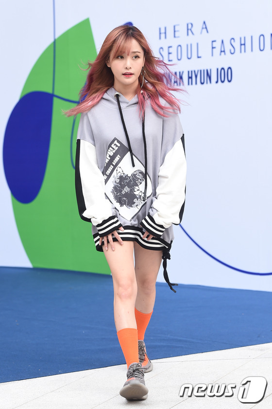 (서울=뉴스1스타) 고아라 기자 = 래퍼 캐스퍼가 21일 오후 서울 동대문디자인플라자(DDP)에서 열린 ‘2017 S/S 헤라 서울패션위크’ 디자이너 곽현주의 컬렉션에 참석해 매력 …