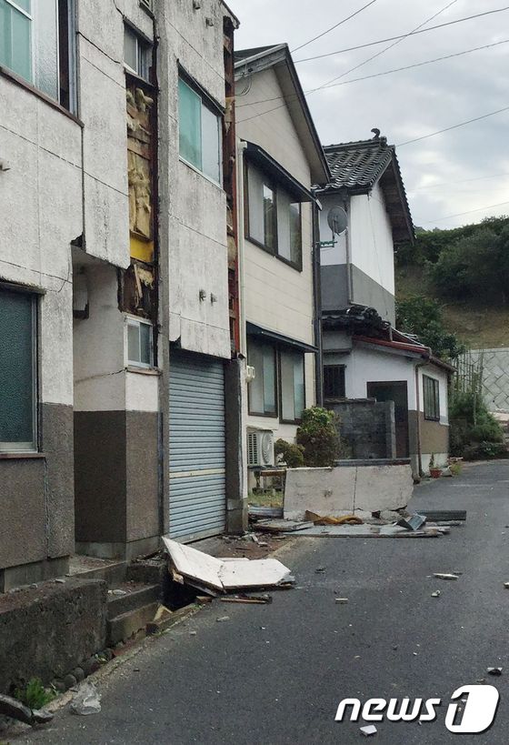 [사진] 日 6.6 지진에 훼손된 주택