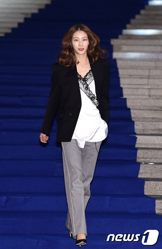 (서울=뉴스1스타) 권현진 기자 = 모델 이현이가 21일 오후 서울 동대문디자인플라자(DDP)에서 열린 ‘2017 S/S 헤라 서울패션위크’ 서리얼 벗 나이스 컬렉션에 참석하고 있 …