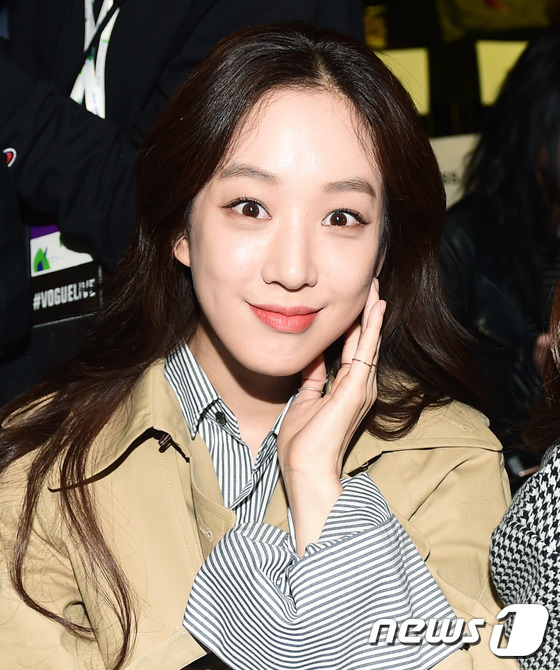 (서울=뉴스1스타) 권현진 기자 = 배우 정려원이 22일 오후 서울 동대문디자인플라자(DDP)에서 열린 ‘2017 S/S 헤라 서울패션위크’ 노앙 컬렉션에 참석해 매력을 발산하고 …