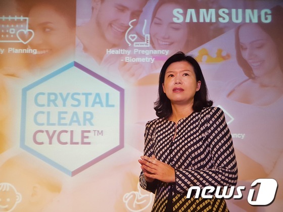 (서울=뉴스1) = 송인숙 삼성전자 의료기기사업부 상무가 지난 22일 여수 엠블 호텔에서 열린 대한산부인과 초음파학회 추계 학술대회에서 여성 진료에 대한 삼성의 초음파 진단 통합 …