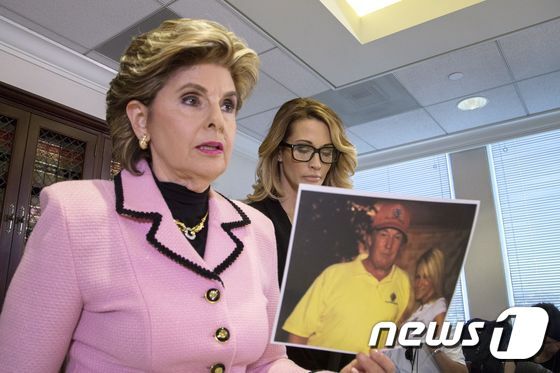 본문 이미지 - 드레이크의 변호인이 트럼프와 드레이크가 함께 찍은 사진을 공개하고 있다. ⓒ AFP=뉴스1