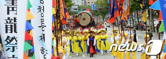 (서울=뉴스1) 황기선 기자 = 제26회 청룡문화제가 열린 23일 서울 동대문구 서울시동부병원에서 어가행렬이 이어지고 있다. 청룡문화제는 조선 3대 임금인 태종 때부터 전해 내려 …