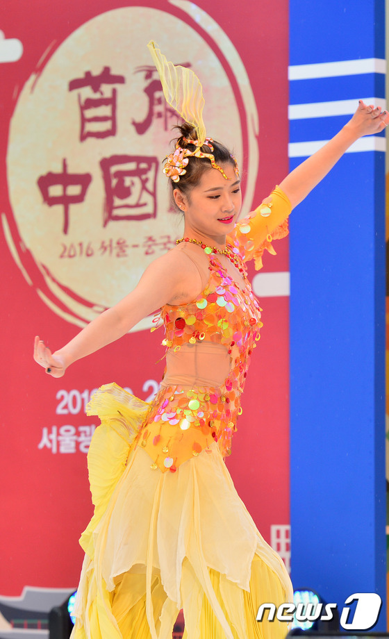 (서울=뉴스1) 최현규 기자 = 23일 오후 서울 시청광장에서 열린 '2016 서울-중국의 날' 행사에서 호북성 극원의 전통 춤 공연이 펼쳐지고 있다. 2016.10.23/뉴스1