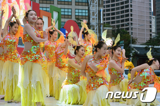 (서울=뉴스1) 최현규 기자 = 23일 오후 서울 시청광장에서 열린 '2016 서울-중국의 날' 행사에서 호북성 극원의 전통 춤 공연이 펼쳐지고 있다. 2016.10.23/뉴스1