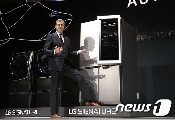 본문 이미지 - 그레이스반더월의 아버지인 데이비드 반더월 LG전자 마케팅 부사장이 2016년 1월 미국 라스베이거스에서 열린 CES에서 LG전자 제품을 소개하는 모습. ⓒ News1