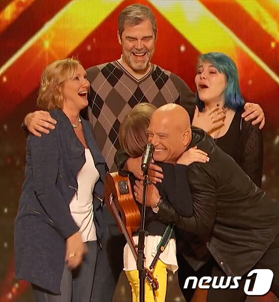 본문 이미지 - 그레이스반더월과 가족들이 아메리카 갓 탤런트에 출연해 기쁨을 나누고 있다. (LG전자 블로그)ⓒ News1