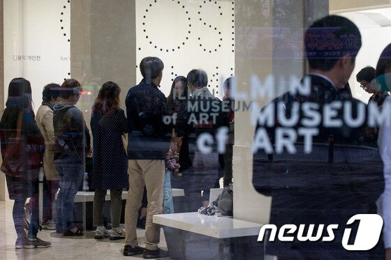 본문 이미지 - 함영준 일민미술관 책임큐레이터 성추행 피해자들이 23일 서울 종로구 일민미술관에 모여 대응을 논의하고 있다. 문단에서 성희롱 논란이 이어지고 있는 가운데, 함영준 일민미술관 책임큐레이터가 지위와 권력을 바탕으로 여성 작가 등에게 신체 접촉을 가했음을 시인하고, 이를 반성하고 사과하는 차원에서 모든 직위와 프로젝트에서 물러나겠다고 밝혔다. 2016.10.23/뉴스1 ⓒ News1 유승관 기자