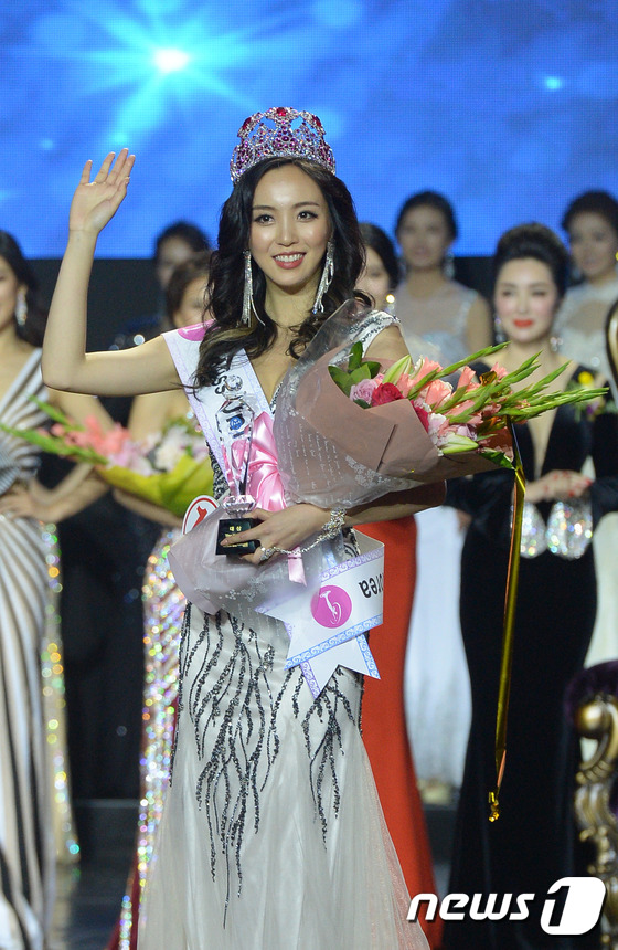 (서울=뉴스1) 황기선 기자 = 23일 서울 광진구 쉐라톤그랜드워커힐 호텔에서 열린 '미스 유니버스·월드 코리아 선발대회' 결선에서 미스 유니버스 코리아 대상을 수상한 조세휘가 인 …