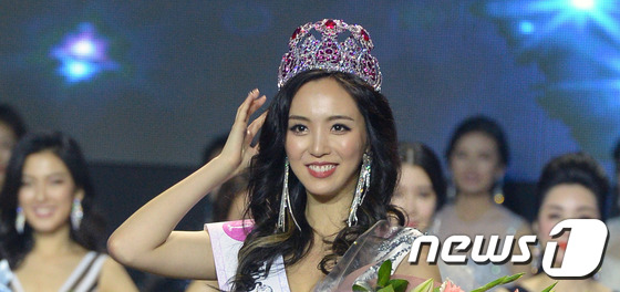 (서울=뉴스1) 황기선 기자 = 23일 서울 광진구 쉐라톤그랜드워커힐 호텔에서 열린 \'미스 유니버스·월드 코리아 선발대회\' 결선에서 미스 유니버스 코리아 대상을 수상한 조세휘가 …