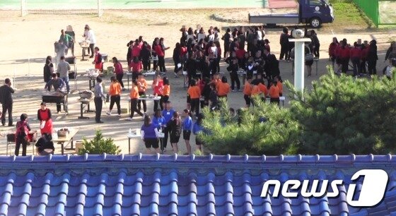 본문 이미지 - 지난 10일 오후, 멘토들이 열어준 행사가 진행돼 전교생이 운동장에 모였다. ⓒ News1 맹선호 기자  