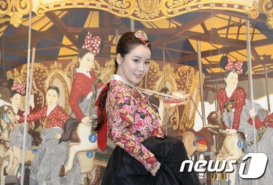 본문 이미지 - 김현정 화가가 24일 '畵畵-미인도취' 전시 준비가 한창인 서울 종로구 세종문화회관 미술관 자신의 작품 앞에서 포즈를 취하고 있다. 2016.10.24/뉴스1 ⓒ News1 안은나 기자