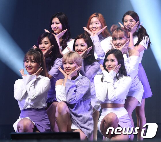 본문 이미지 - 트와이스가 24일 오후 서울 용산구 블루스퀘어에서 진행된 세 번째 미니앨범 '트와이스코스터:레인1(TWICEcoaster : LANE1)’ 발매 기념 쇼케이스에서 치얼업 무대를 선보이고 있다. ⓒ News1star/ 고아라 기자