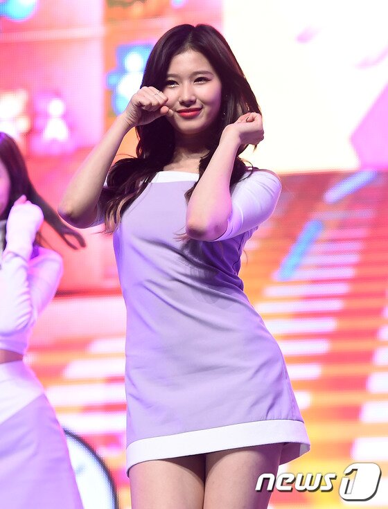 본문 이미지 - 트와이스 사나가 24일 오후 서울 용산구 블루스퀘어에서 진행된 세 번째 미니앨범 '트와이스코스터:레인1(TWICEcoaster : LANE1)’ 발매 기념 쇼케이스에서 샤샤샤 요정미를 뽐내고 있다. ⓒ News1star/ 고아라 기자