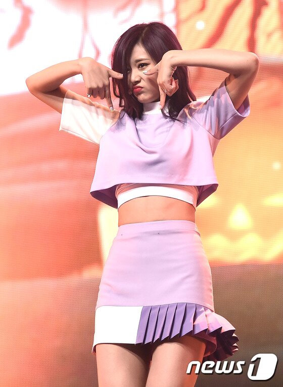 본문 이미지 - 트와이스 쯔위가 24일 오후 서울 용산구 블루스퀘어에서 진행된 세 번째 미니앨범 '트와이스코스터:레인1(TWICEcoaster : LANE1)’ 발매 기념 쇼케이스에서 매력을 발산하고 있다. ⓒ News1star/ 고아라 기자