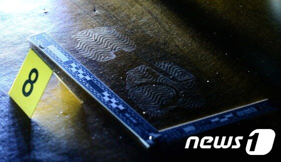 본문 이미지 - 서울지방경찰청 광역 과학수사 4팀이 24일 오후 종로구 내자동 서울지방경찰청 과학수사현장실습장에서 열린 과학수사 경진대회에서 현장감식을 하고 있다. 2016.10.25/뉴스1 ⓒ News1 박정호 기자