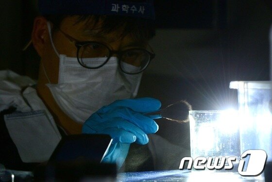 본문 이미지 - 서울지방경찰청 광역 과학수사 4팀이 24일 오후 종로구 내자동 서울지방경찰청에서 열린 과학수사 경진대회에서 현장감식 후 지문을 추출하고 있다. 2016.10.25/뉴스1 ⓒ News1 박정호 기자