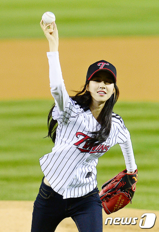 (서울=뉴스1) 박세연 기자 = 24일 오후 서울 잠실야구장에서 열린 프로야구 '2016 타이어뱅크 KBO 리그' 플레이오프(PO) LG와 NC의 3차전 경기에서 배우 진세연이 시 …