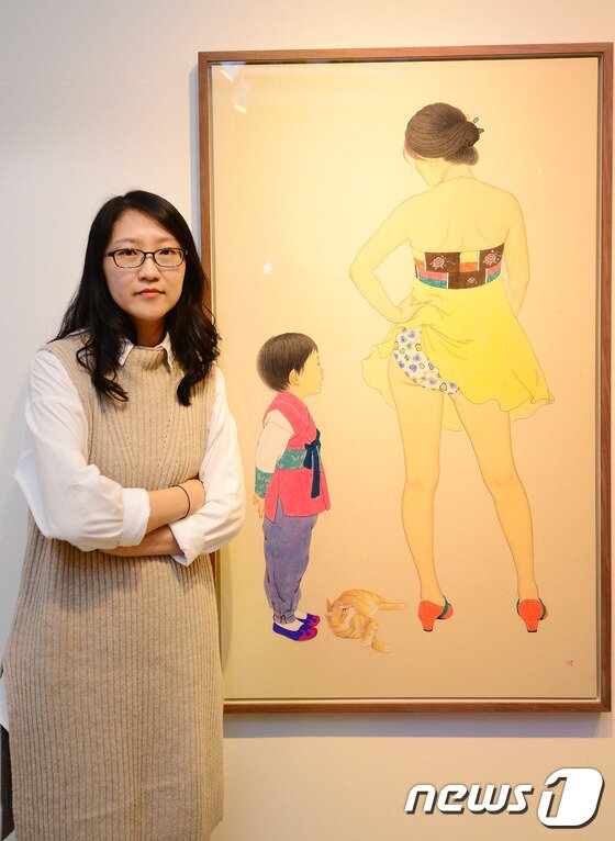 본문 이미지 - 신선미 화가가 24일 '畵畵-미인도취' 전시 준비가 한창인 서울 종로구 세종문화회관 미술관 자신의 작품 앞에서 포즈를 취하고 있다. 2016.10.24/뉴스1 ⓒ News1 임세영 기자
