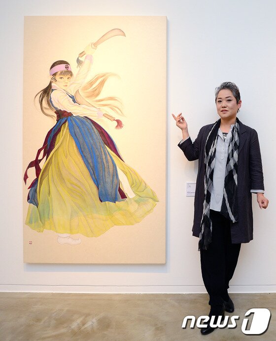 본문 이미지 - 이동연 화가가 24일 '畵畵-미인도취' 전시 준비가 한창인 서울 종로구 세종문화회관 미술관 자신의 작품 <신 여협도> 앞에서 포즈를 취하고 있다. 2016.10.24/뉴스1 ⓒ News1 임세영 기자