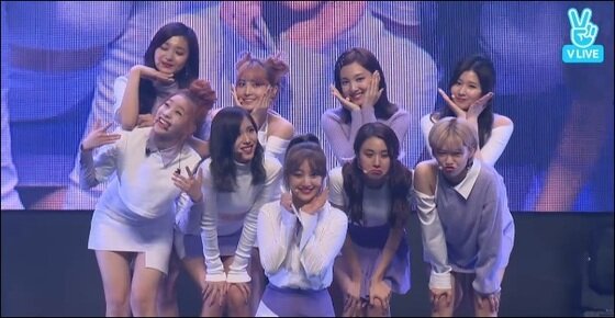 본문 이미지 - 그룹 트와이스가 얼굴 몰아주기로 웃음을 자아냈다. ⓒ News1star / 트와이스 쇼케이스 V라이브 캡처