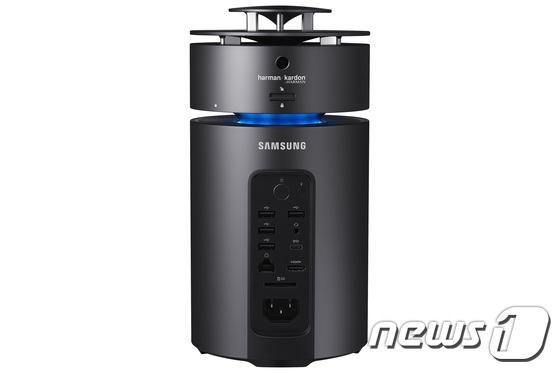 (서울=뉴스1) 추연화 기자 = 삼성전자가 스피커와 저장장치를 조립해 쉽게 확장할 수 있는 원통형 디자인의 데스크탑 PC인 ‘삼성 아트PC’를 25일 공개했다.'삼성 아트PC’는 …