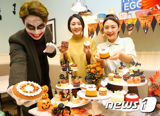 (서울=뉴스1) 추연화 기자 = 할로윈 복장을 한 매그놀리아 직원과 모델이 '펌킨 시리즈'를 선보이고 있다.매그놀리아가 호박을 넣은 신제품 '펌킨 시리즈'를 오는 31일까지 한정판 …