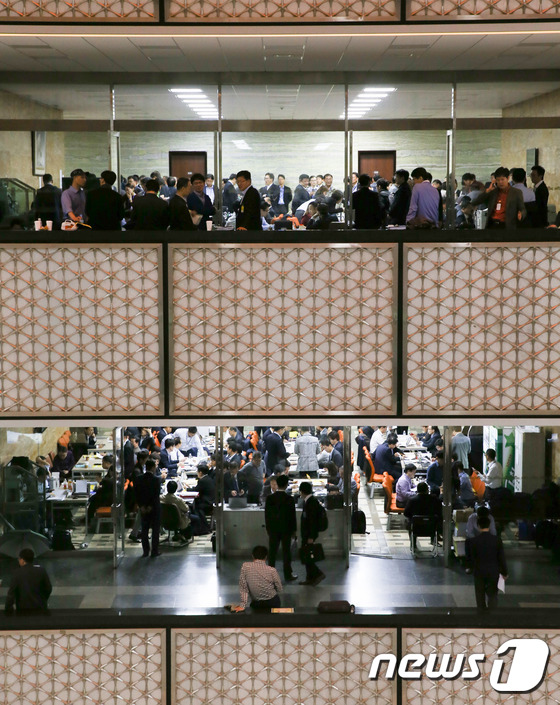 (서울=뉴스1) 허경 기자 = 내년도 예산안 심사가 진행되고 있는 25일 서울 여의도 국회에서 피감기관 관계자들이 분주히 업무를 보고 있다. 2016.10.25/뉴스1