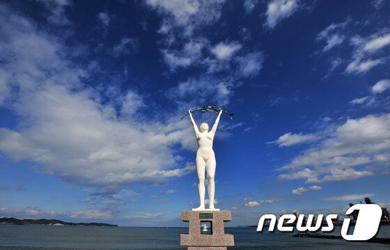 본문 이미지 - 25일 경북 포항시 남구 송도해수욕장 '평화의 여신상' 위로 높고 푸른하늘이 보이고 있다. (뉴스1 자료, 제판매 및 DB 금지) ⓒ News1 최창호 기자