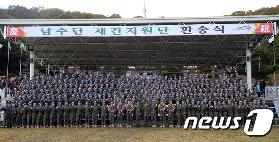 (인천=뉴스1) 최현규 기자 = 25일 오후 인천 국제평화지원단 대연병장에서 열린 '한빛부대 7진 환송식'에서 파병장병들이 파이팅을 외치고 있다. 한빛부대 7진 장병들은 2개 제대 …