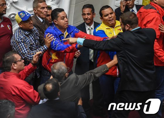 [사진] 난장판된 베네수엘라 의회
