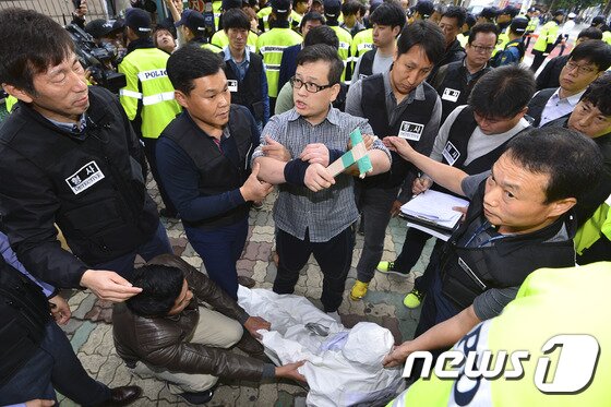 본문 이미지 - 오패산 터널 인근에서 사제총기를 난사해 경찰관을 숨지게 한 성병대가 지난해 10월26일 오전 서울 강북구의 한 미용실 앞에서 흉기 모형을 들고 현장검증을 하고 있다./뉴스1 ⓒ News1 신웅수 기자