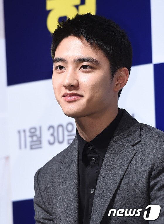 본문 이미지 - EXO 디오(도경수)가 26일 오전 서울 압구정CGV에서 열린 영화 '형'(감독 권수경) 제작보고회에 참석해 환한 미소를 짓고 있다. ⓒ News1star / 고아라 기자