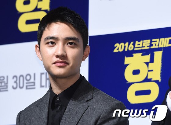 본문 이미지 - 배우 도경수(EXO 디오)가 26일 오전 서울 압구정CGV에서 열린 영화 '형'(감독 권수경) 제작보고회에 참석해 잘생김을 발산하고 있다. ⓒ News1star / 고아라 기자