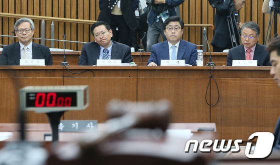 (서울=뉴스1) 송원영 기자 = 김유찬 홍익대교수, 김학수 한국조세재정연구원 선임연구위원 등이 26일 서울 여의도 국회 기획재정위원회에서 열린 법인세 관련 공청회에 참석하고 있다. …