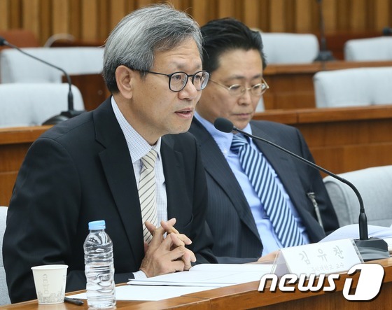 (서울=뉴스1) 송원영 기자 = 김유찬 홍익대교수가 26일 서울 여의도 국회 기획재정위원회에서 열린 법인세 관련 공청회에서 발언을 하고 있다. 2016.10.26/뉴스1