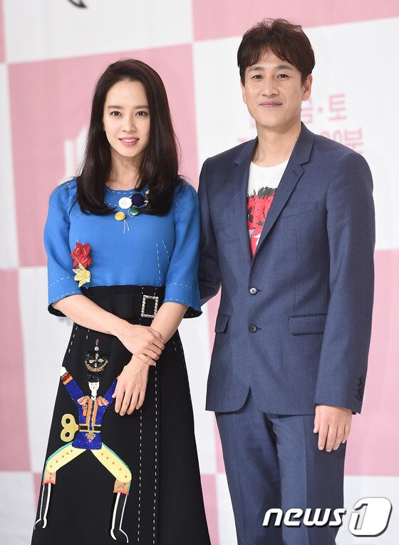 본문 이미지 - 배우 송지효, 이선균(오른쪽)이 26일 오후 서울 영등포 타임스퀘어 아모리스홀에서 열린 JTBC 금토드라마 ‘이번 주 아내가 바람을 핍니다’(극본 이남규, 김효신, 이예림 / 연출 김석윤, 임현욱) 제작발표회에 참석해 아름다운 비주얼을 뽐내고 있다. ⓒ News1star 고아라 기자